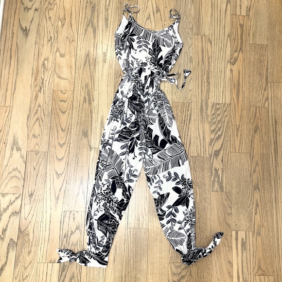Dress Forum Los Angeles Black and White Floral Tie-Up Split Leg Jumpsuit Size S - Picture 3 of 12